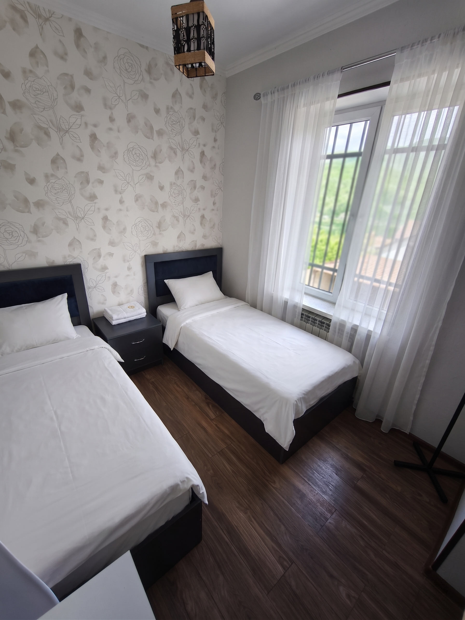 Standard twin room with mountain view